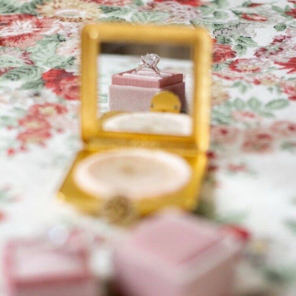 VINTAGE LOOK 2 PIECE VELVET RING BOX